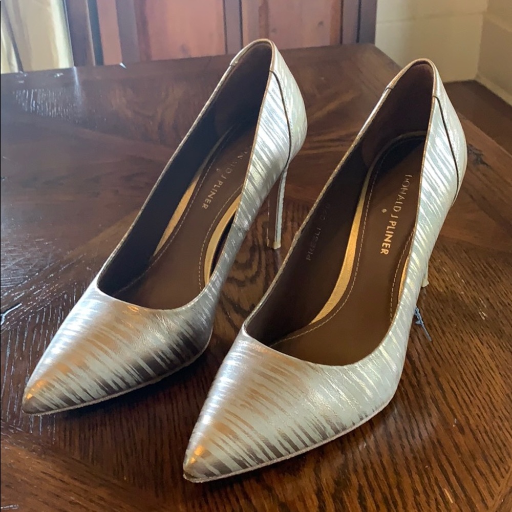 Women’s Gold dress pumps